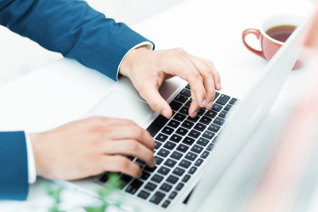 manos-masculinas-teclado-computadora-portatil_155003-1534